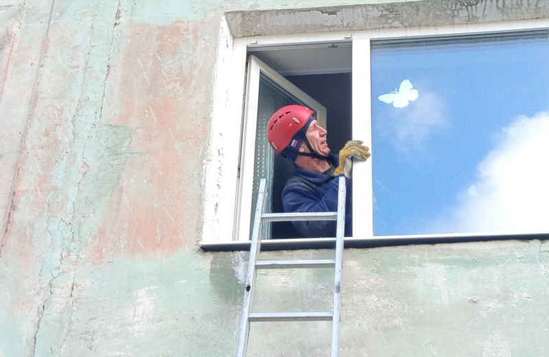 Помощь спасателей МЧС России потребовалась запертому в квартире ребенку