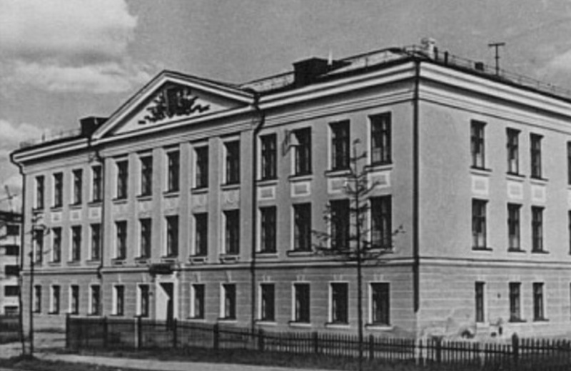 23 сентября 1958 года решением № 337 Магаданского горисполкома принят акт о вводе в эксплуатацию здания школы № 7
