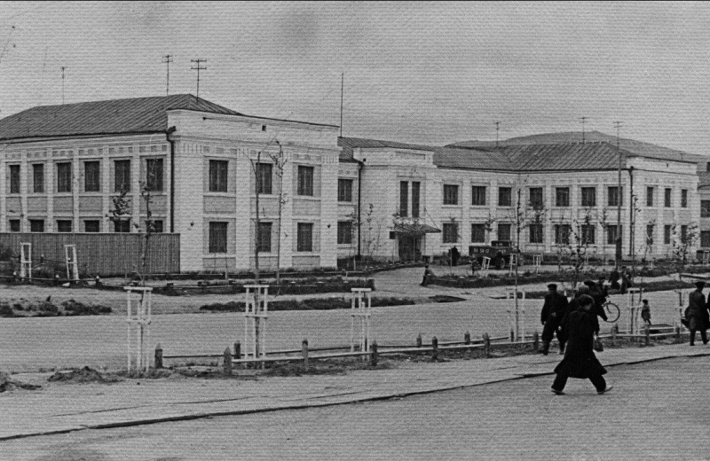 1 октября 1949 года Магаданский горный техникум получил в своё распоряжение отдельное помещение