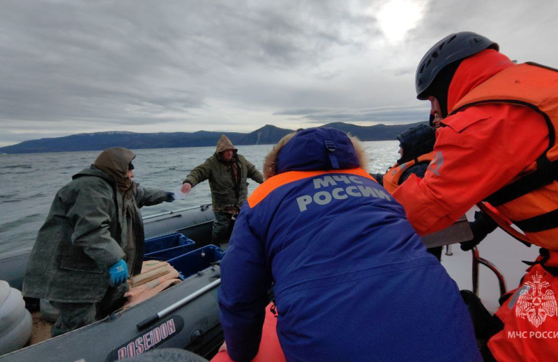 В акватории Охотского моря спасатели и инспекторы ГИМС провели профилактический рейд