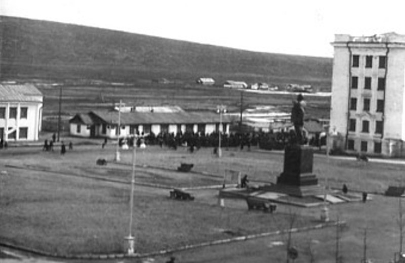 15 октября 1948 года «Советская Колыма» сообщила о начале сооружения памятника В. И. Ленину на центральной площади города