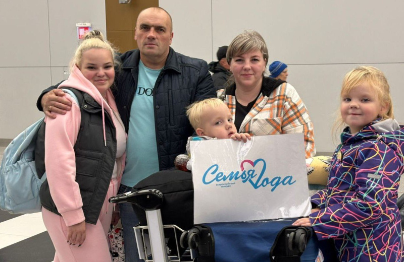 Семья магаданца-ветерана СВО Алексея Деревянко участвует в торжественной церемонии награждения победителей Всероссийского конкурса «Семья года»