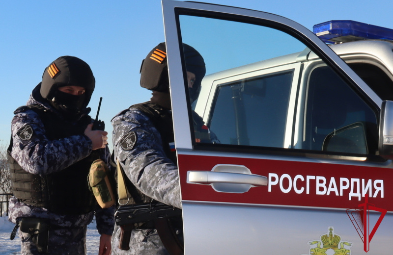 Сотрудники Росгвардии пришли на помощь упавшему на проезжей части мужчине в Магадане