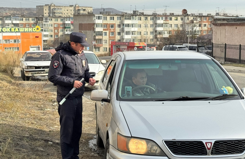В Магадане госавтоинспекторы совместно с представителями заинтересованных ведомств провели рейд «Пассажирские перевозки»