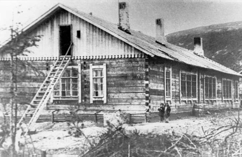 24 октября 1929 года на Восточно-Эвенской культбазе приступили к внутренним работам по достройке жилого дома № 3, оборудованию летней бани