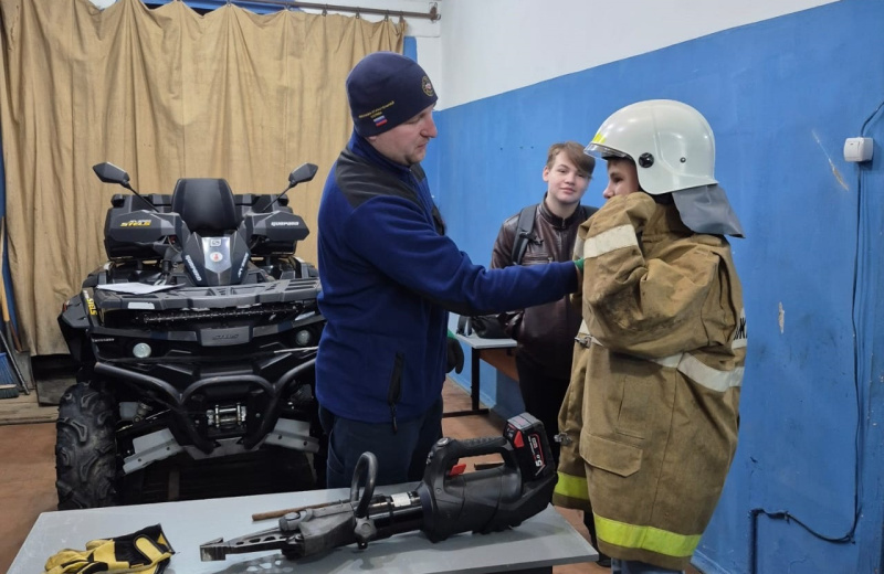 Магаданские школьники в гостях у спасателей