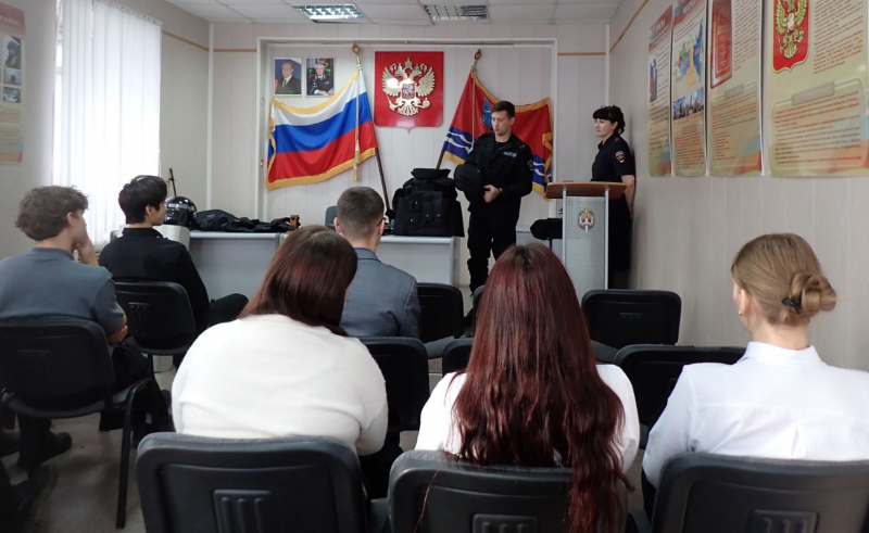 В Омсукчанском округе Колымы будущие выпускники познакомились с особенностями службы в полиции