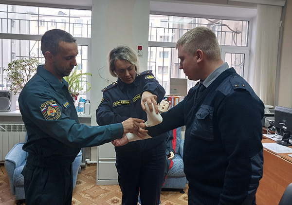 Сотрудники МЧС напомнили личному составу уголовно-исполнительной инспекции навыки оказания первой помощи