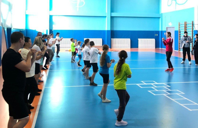 В спортивном зале МОГКОУ «СОШ п. Ола» прошел увлекательный семейно-спортивный фестиваль «Семейная команда»