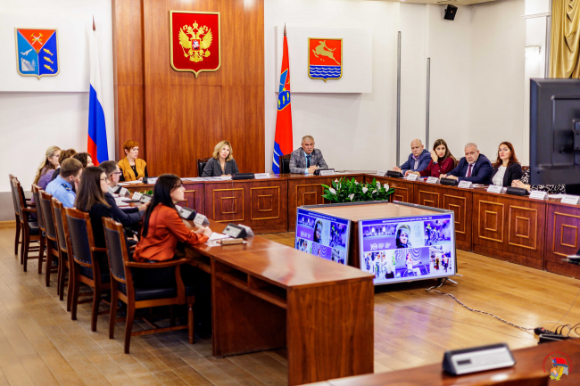 Организацию проведения диспансеризации и периодических медицинских осмотров работников на Колыме обсудили на профильном совещании