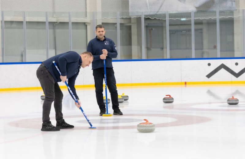 Участник программы «СВОи Герои 49» Александр Симонов принял участие в тренировке по керлингу