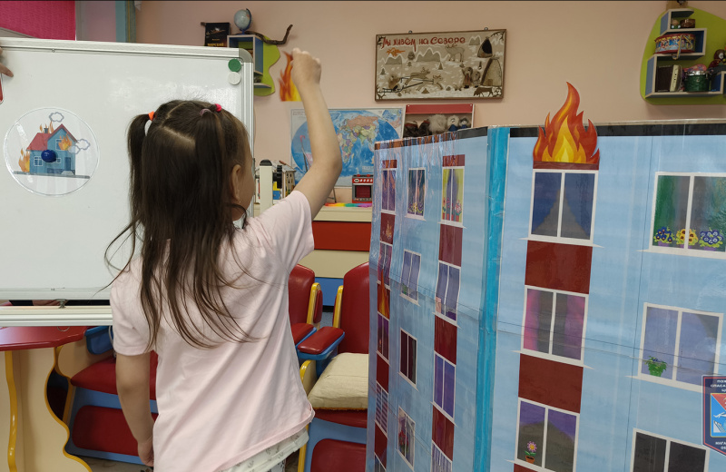 Обучающие занятия по правилам пожарной безопасности прошли для воспитанников подготовительной детского сада №33 «Северячок»