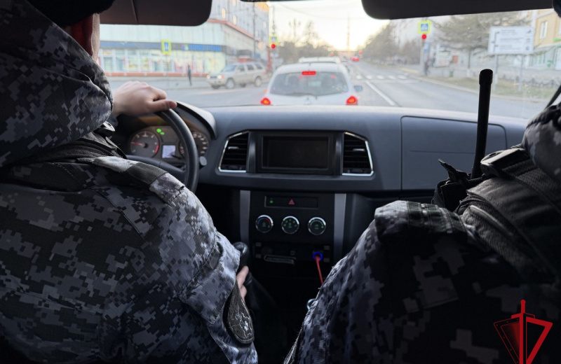 Росгвардия задержала колымчанку, пытавшуюся вынести из гипермаркета товары без оплаты