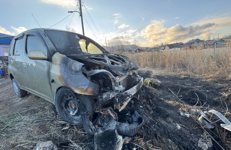 30 октября в Магадане огонь повредил два автомобиля