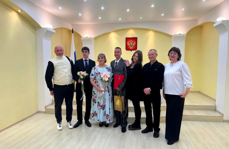 Серебряную свадьбу отметили в Магадане супруги Ларины