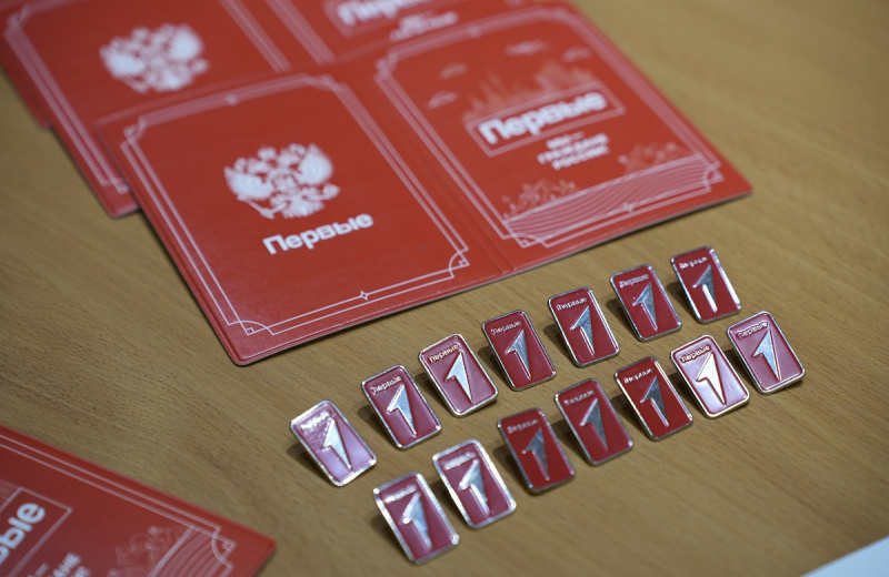 Ко Дню народного единства: в Магадане полицейские и общественники вручили паспорта Российской Федерации юным колымчанам