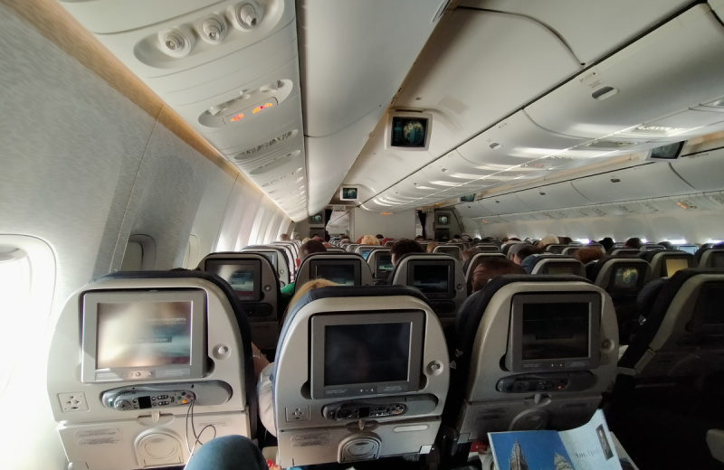 Из-за задержки рейса Магадан-Москва по погодным условиям, двое пассажиров не смогли сдержать эмоций