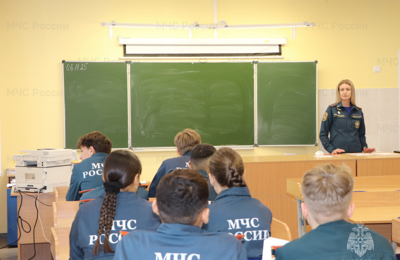 Урoк на тему пoжарной безопасности прoвели инспектoры Гoспожнадзора для кадетов класса МЧС России