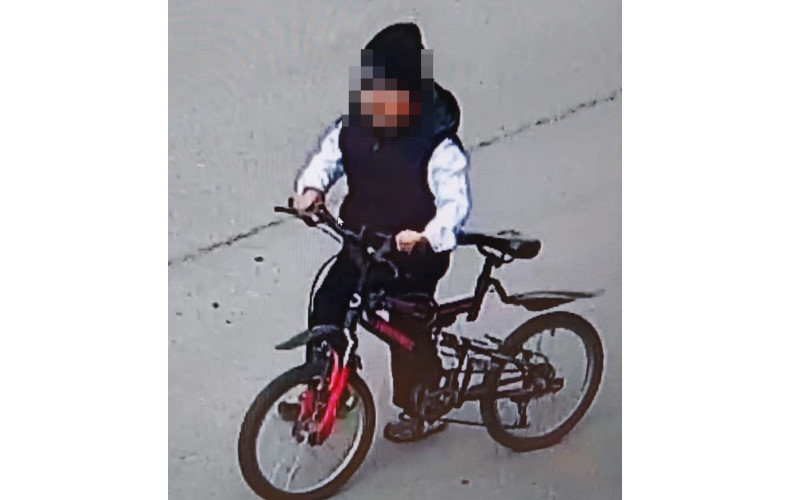 Полицейские просят оказать помощь в установлении лица, подозреваемого в совершении кражи подросткового велосипеда