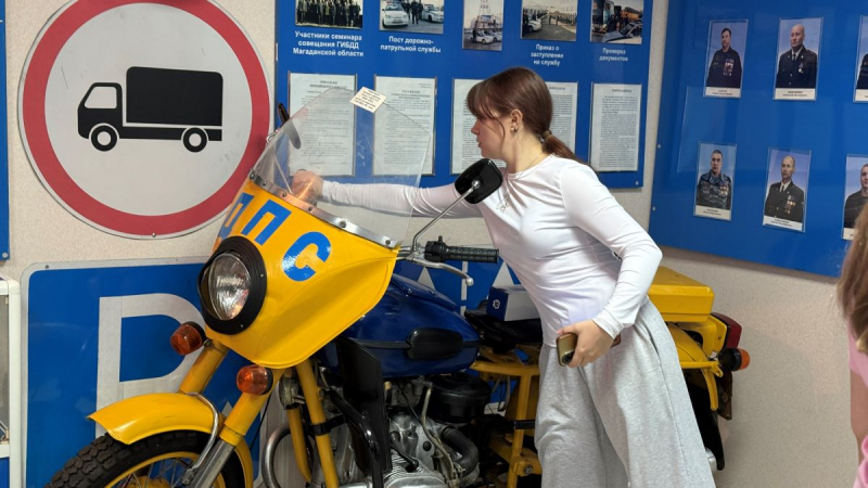 На Колыме активисты молодежной организации «Движение Первых» познакомились с работой полицейских в преддверии профессионального праздника