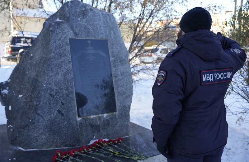В Магадане полицейские возложили цветы в сквере имени Романа Воронова