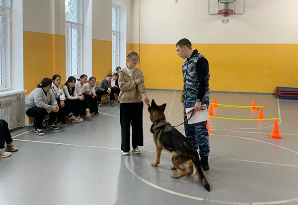 Сотрудники отдела по конвоированию познакомили учащихся кадетского класса с общим курсом дрессировки служебных собак
