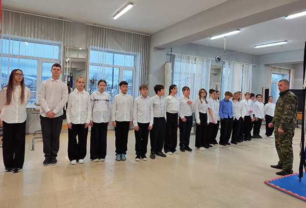 Сотрудники отдела специального назначения провели урок мужества для подшефного класса