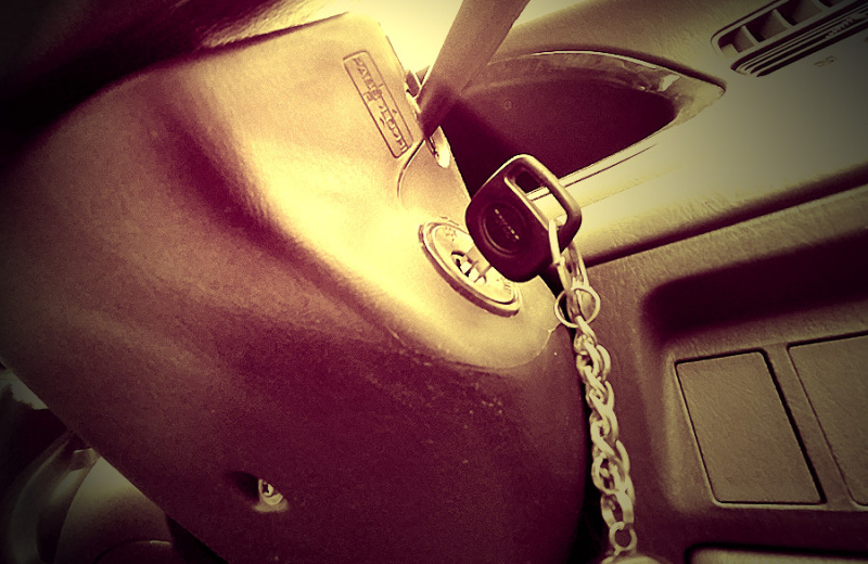 В Магадане полицейские установили гражданина, который дважды пытался угнать внедорожник