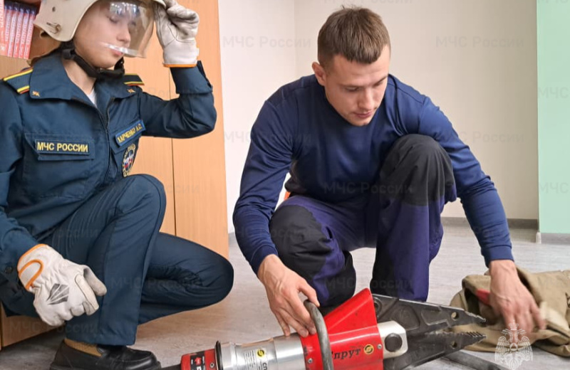 Спасатели МЧС России учат школьников тонкостям профессии