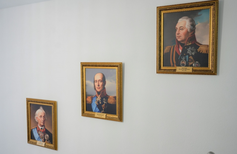 В УМВД России по Магаданской области открыта постоянная историческая экспозиция: портреты великих полководцев нашей страны