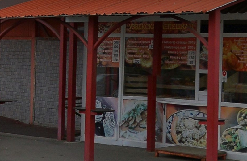 В кафе «Узбекская лепёшка № 1» в образце проб - смывах с аппарата для шаурмы, ложки для соуса, со стеллажа для лепешек обнаружены бактерии группы кишечные палочки