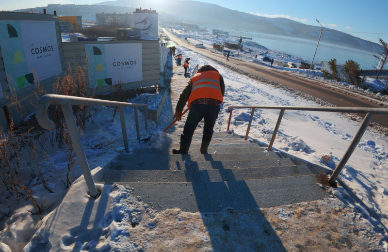 Коллектив Комбината зеленого хозяйства завершает работы по устранению последствия циклона на улицах Магадана