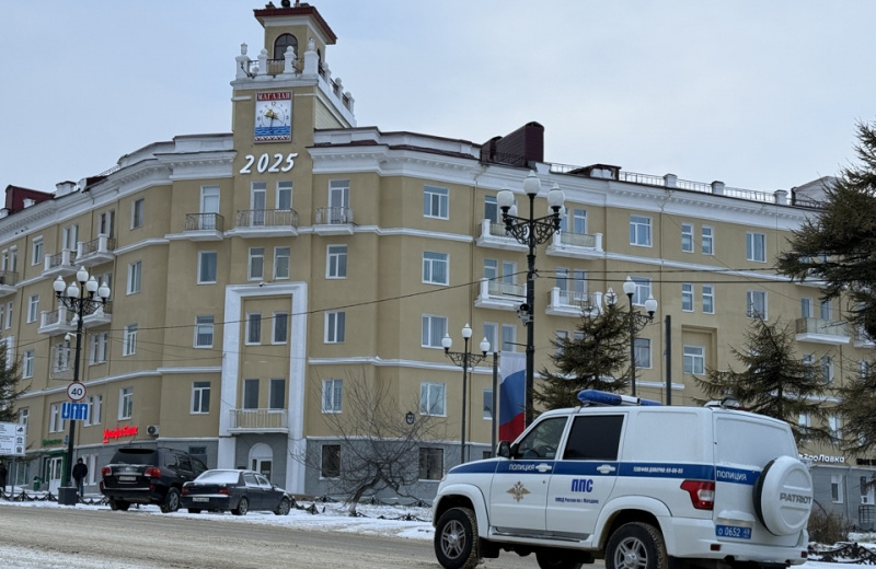 Сотрудники дежурной части ОМВД России по городу Магадану помогли вахтовым работникам, оставшимся на улице без денег