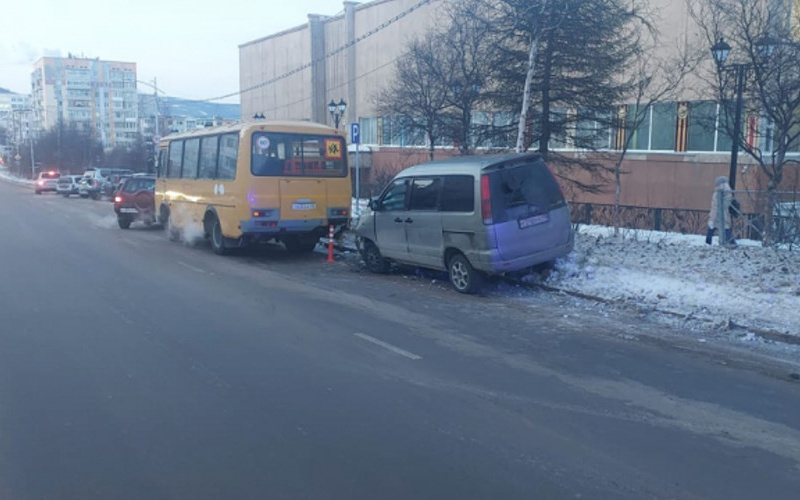 В Магадане госавтоинспекторы выясняют обстоятельства ДТП с автобусом
