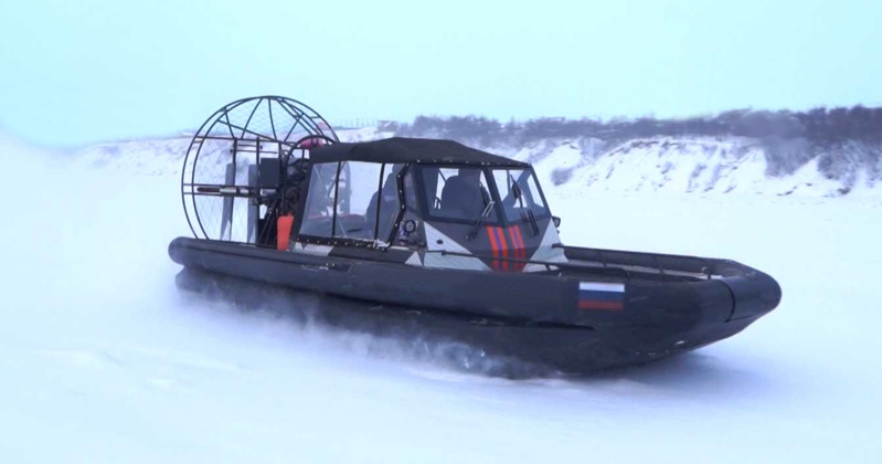 Спасатели оказали содействие медицинским сотрудникам в переправе больной женщины через реку яна