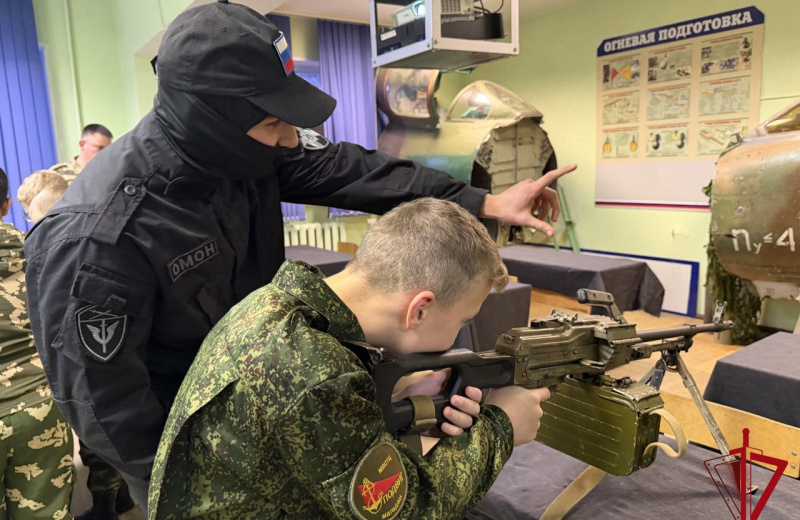 Курсантов магаданского центра «ПОДВИГ» познакомили со спецификой профессиональной деятельности ОМОН Росгвардии