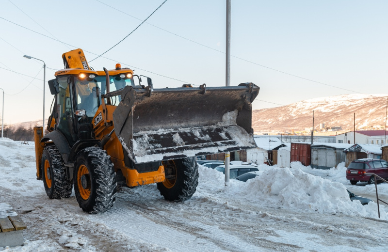 Расчистку участков улично-дорожной сети, погрузку и вывоз снега, противогололедную обработку ведут городские службы 28 ноября в Магадане