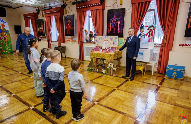Готовый кукольный спектакль передал воспитанникам детского дома «Надежда» депутат заксобрания Дмитрий Шаповалов