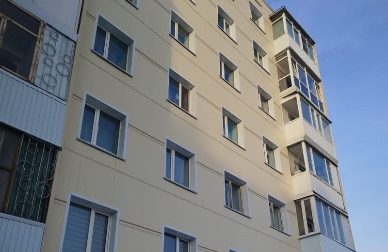 На территории Магаданской области выполнен капремонт фасада еще одного жилого дома в Магадане.