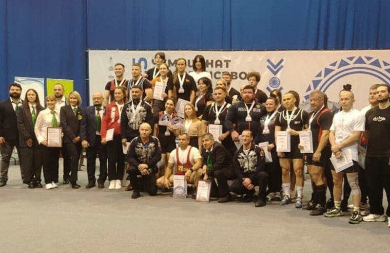 Колымские силачи завоевали 36 медалей на чемпионате ДФО по пауэрлифтингу