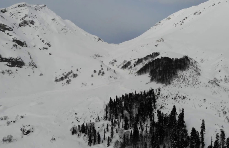 На территориях в окрестностях города Магадана существует лавинная опасность