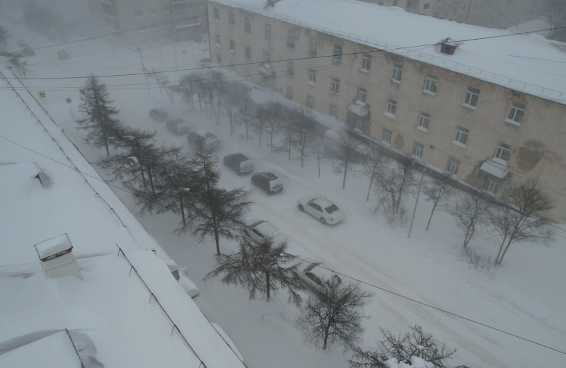 Сильный ветер с метелью сохраняются в области