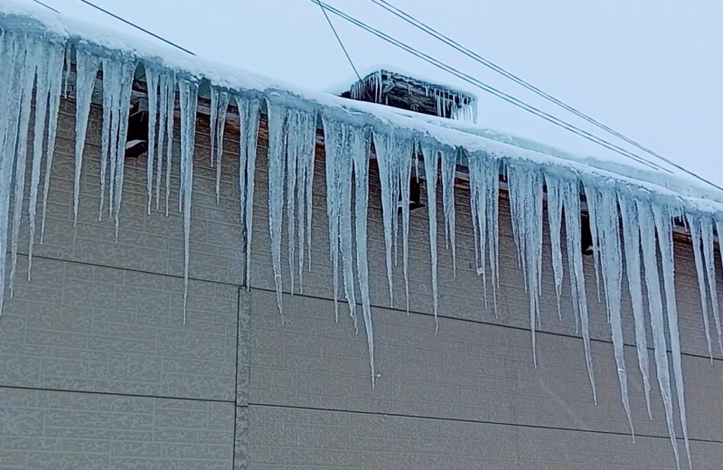 Осторожно: возможен сход снега с крыш!