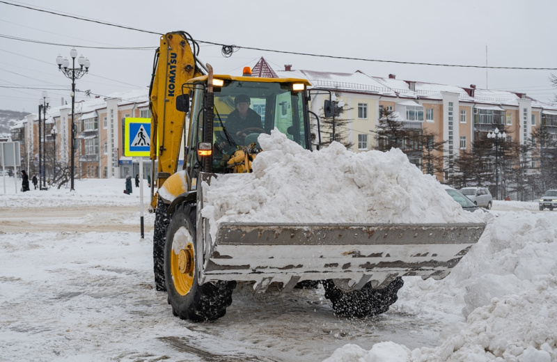 Погрузчики, грейдеры, роторы, самосвалы: более полусотни единиц техники продолжают борьбу с последствиями снегопадов в Магадане