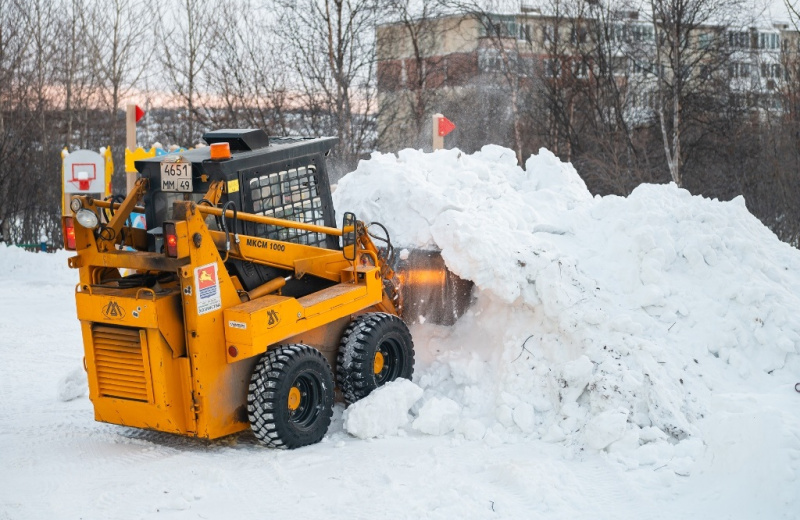 Более 50 единиц техники в Магадане расчищают подъездные пути, тротуары, проезжую часть, вывозят снег, ведут противогололедную обработку