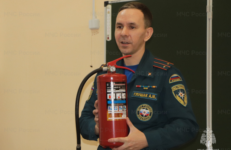Как пользоваться огнетушителем и правильно эвакуироваться из здания, рассказали сотрудники МЧС ученикам школы № 7