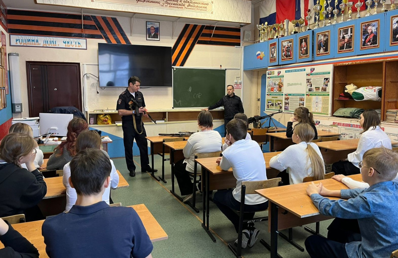 В Магадане кадеты полицейского класса узнали об особенностях вооружения колымских стражей порядка