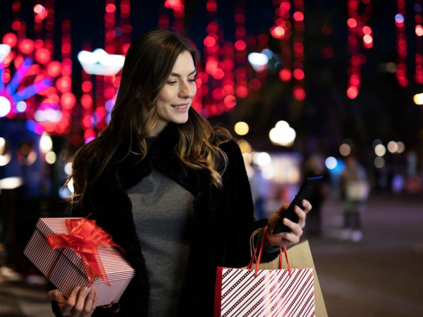 Жители Магаданской области могут поздравить близких новогодними ИИ-открытками