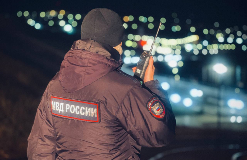 В Магадане полицейские патрульно-постовой службы организовали эвакуацию жильцов при пожаре на крыше жилого дома