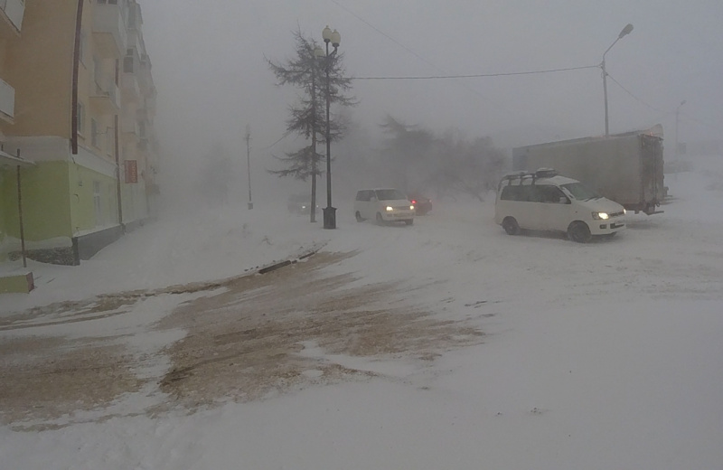 Сильный ветер с метелью сохраняются в Магадане